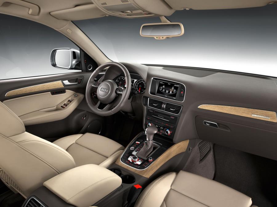 Торпедо Audi Q5 TFSI Quattro (8R) 2012 года  (WW) (фото 23 из 30)